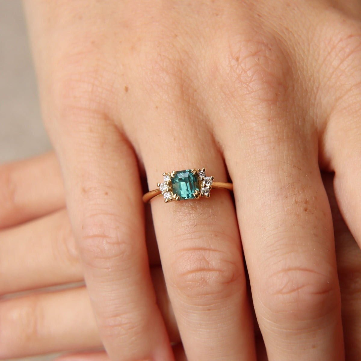 Ring NOVA teal sapphire and diamonds