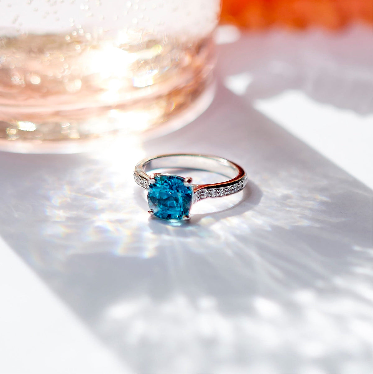 Ring solitaire Aurora blue zircon.