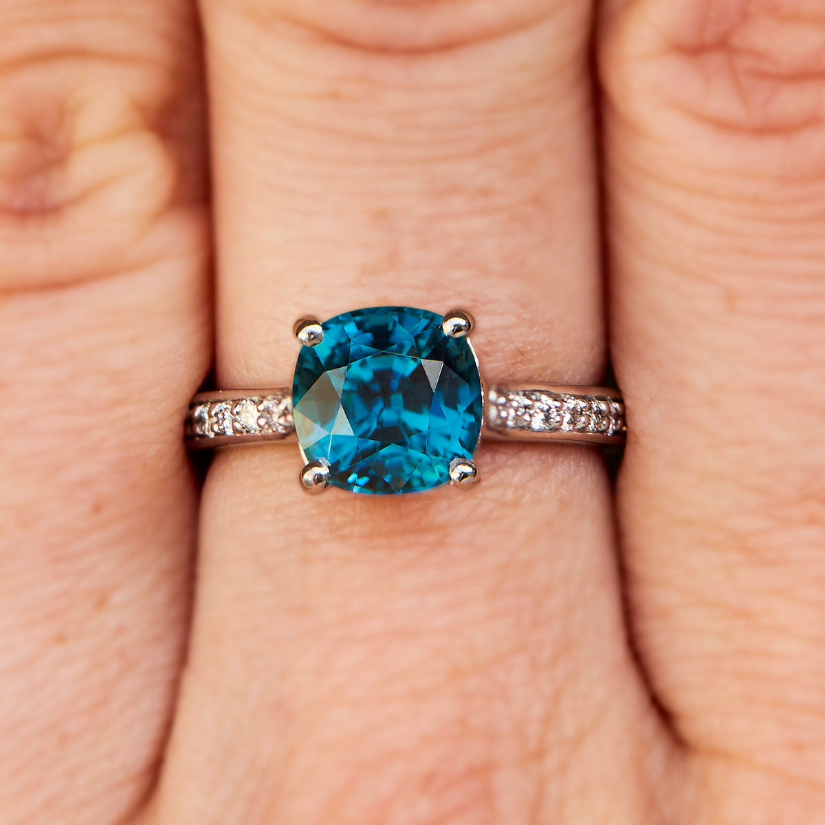Ring solitaire Aurora blue zircon.
