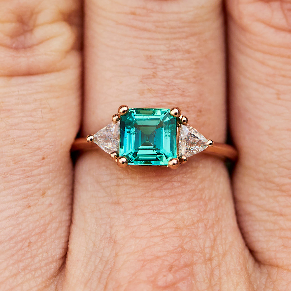 Ring Echo emerald.
